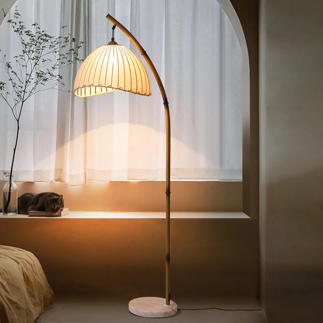 Lampadaire moderne en tissu avec dôme et arc en métal, à brancher, pour salon