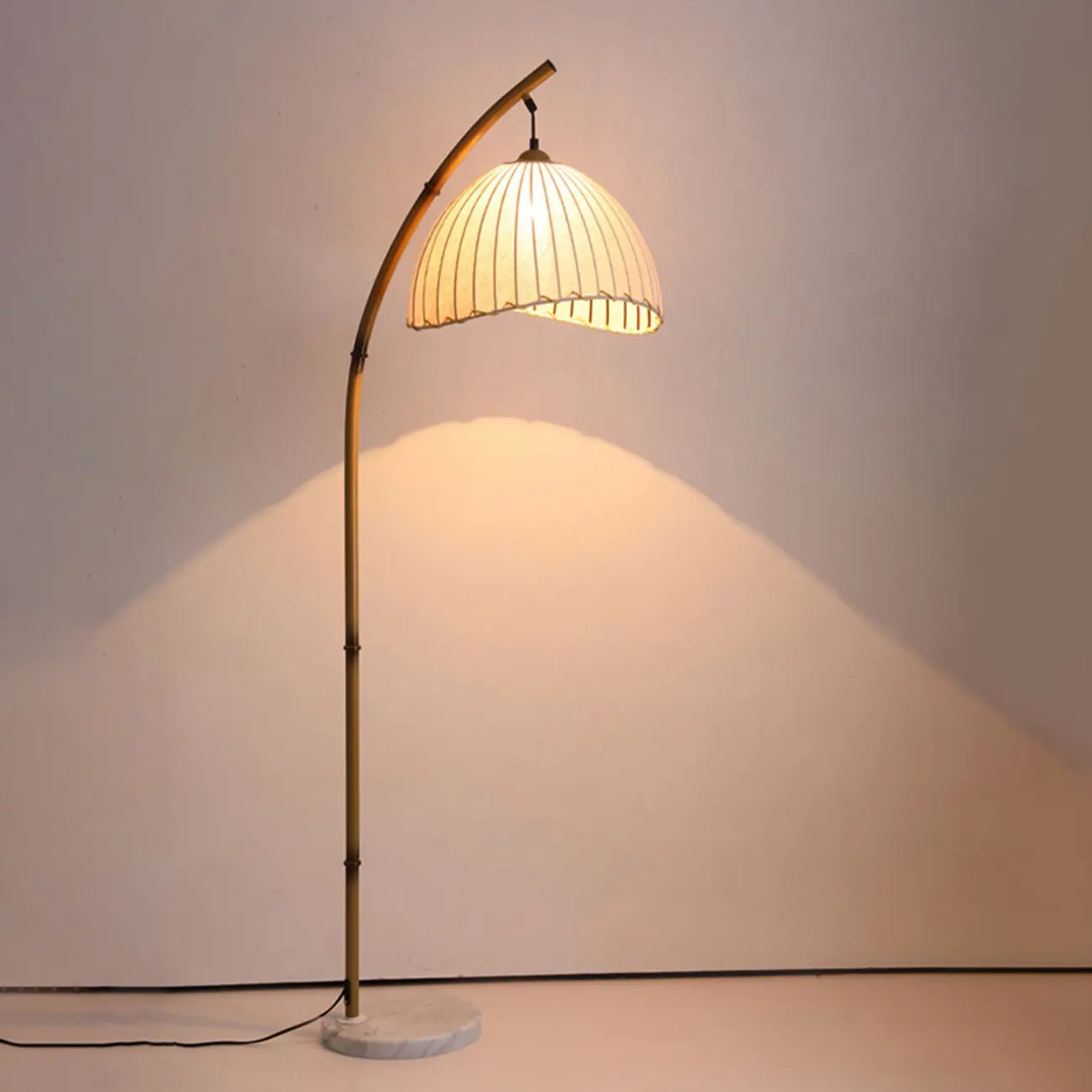 Lampadaire moderne en tissu avec dôme et arc en métal, à brancher, pour salon