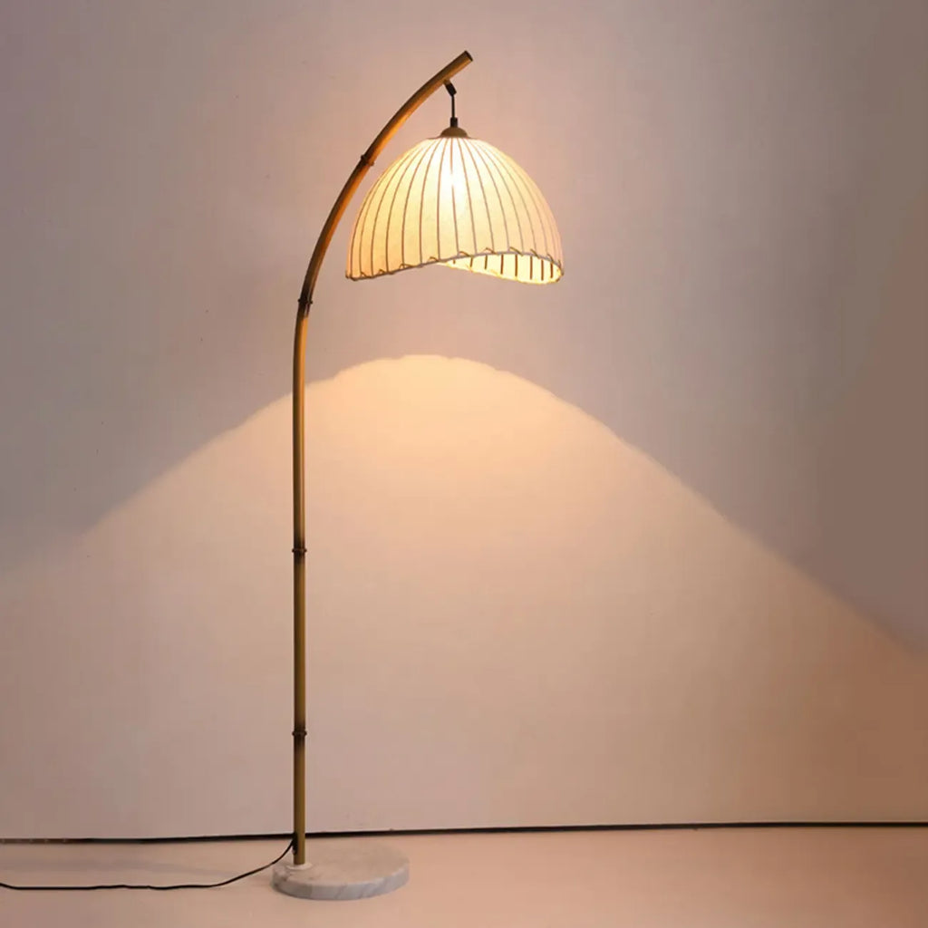 Lampadaire moderne en tissu avec dôme et arc en métal, à brancher, pour salon