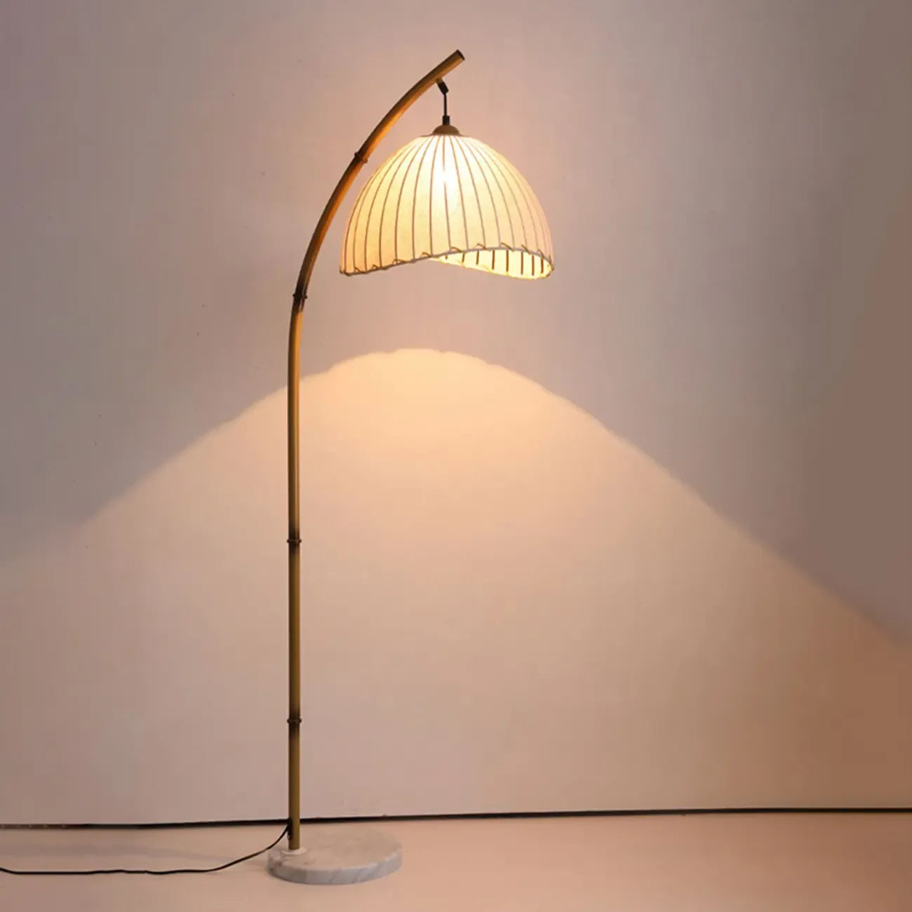 Lampadaire moderne en tissu avec dôme et arc en métal, à brancher, pour salon