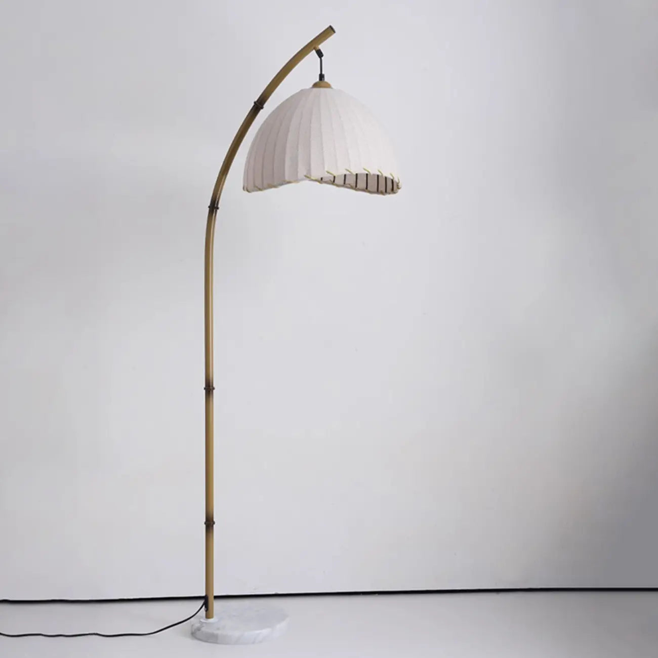 Lampadaire moderne en tissu avec dôme et arc en métal, à brancher, pour salon