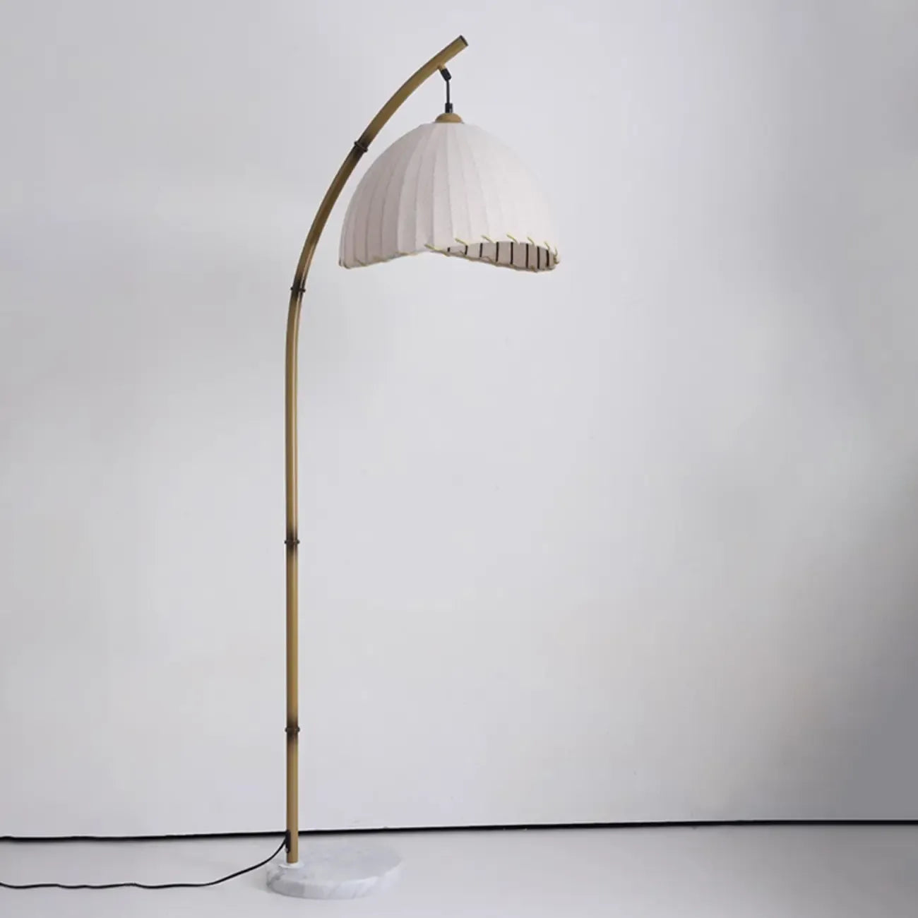 Lampadaire moderne en tissu avec dôme et arc en métal, à brancher, pour salon
