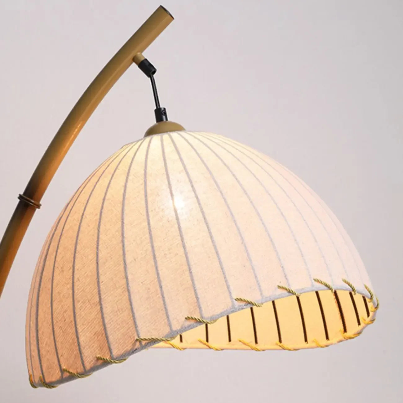 Lampadaire moderne en tissu avec dôme et arc en métal, à brancher, pour salon
