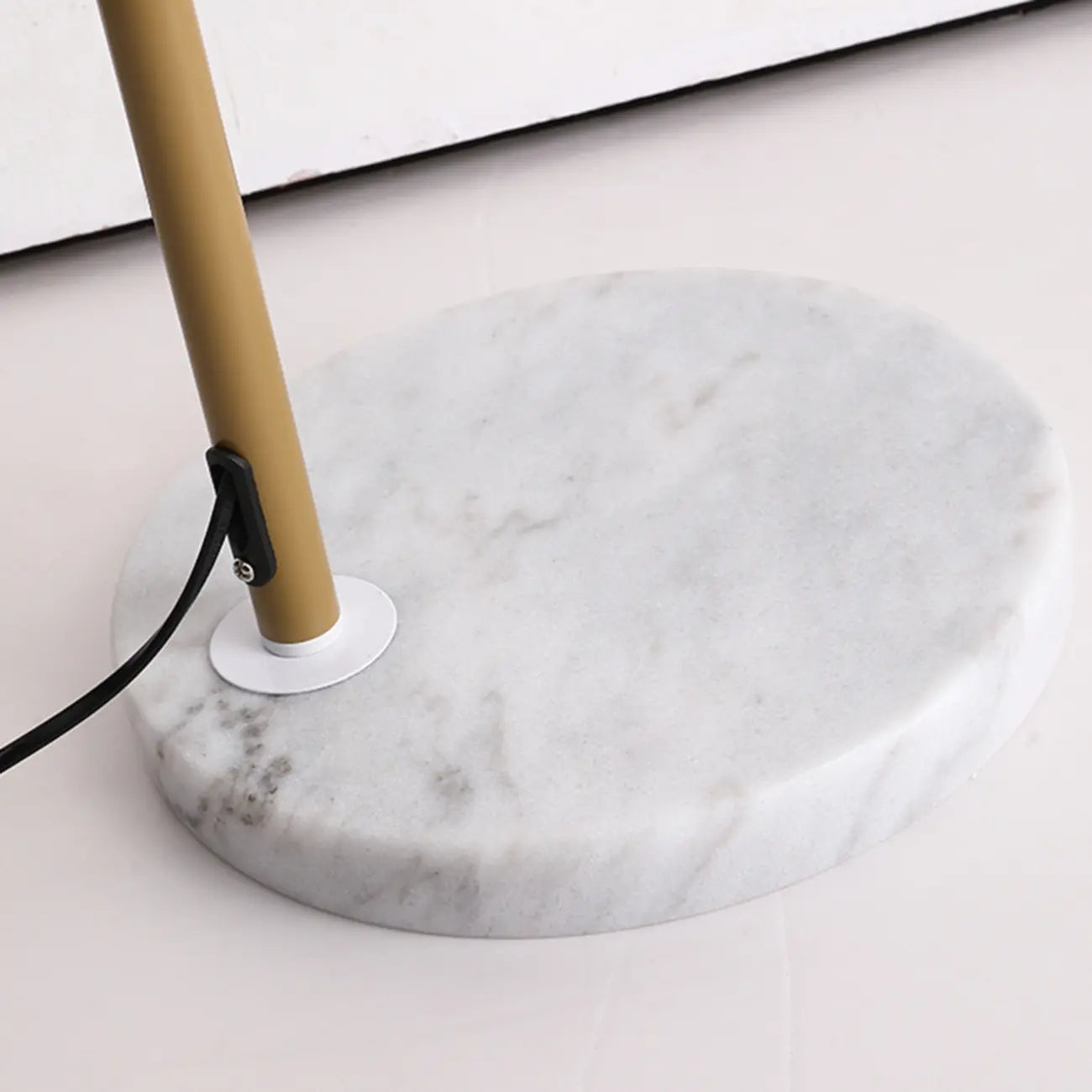 Lampadaire moderne en tissu avec dôme et arc en métal, à brancher, pour salon