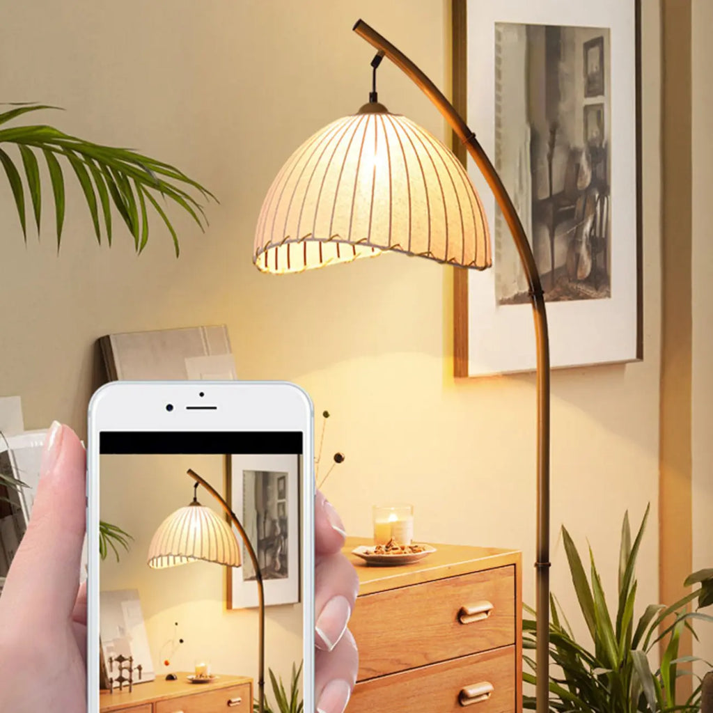 Lampadaire moderne en tissu avec dôme et arc en métal, à brancher, pour salon