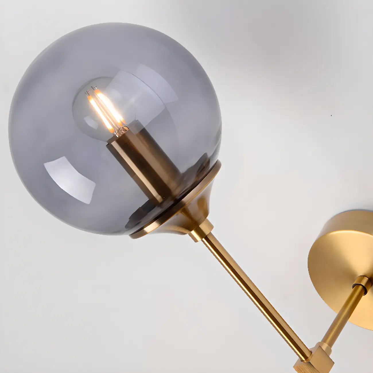 Applique murale moderne en métal avec globe en verre gris