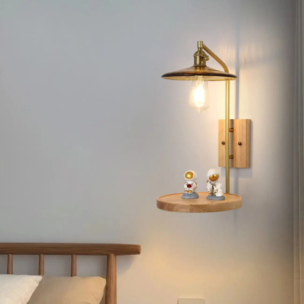 Applique murale d'intérieur de style industriel avec étagère et finition laiton