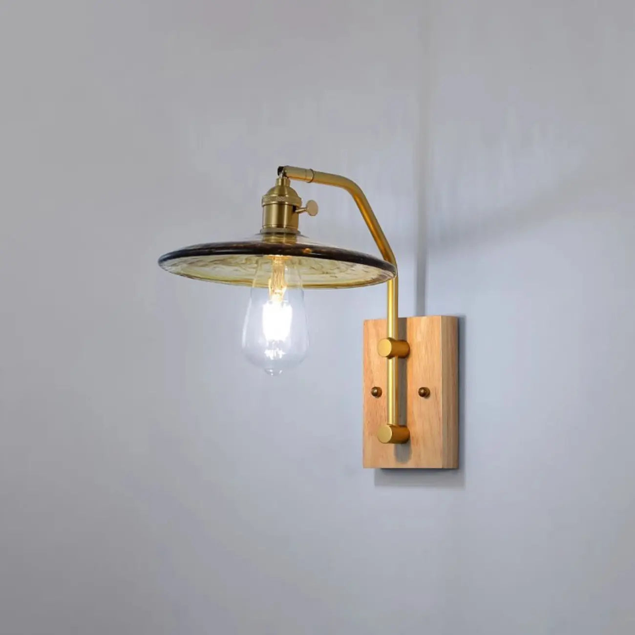 Applique murale d'intérieur de style industriel avec étagère et finition laiton