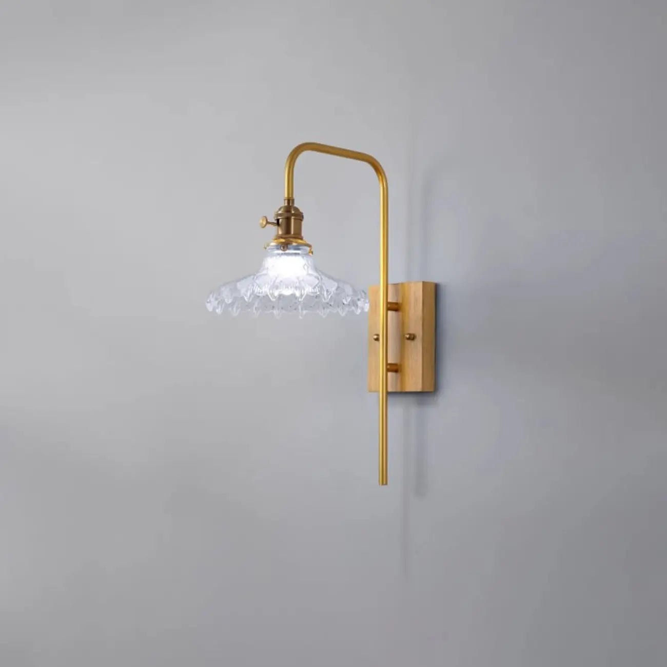 Applique murale d'intérieur de style industriel avec étagère et finition laiton