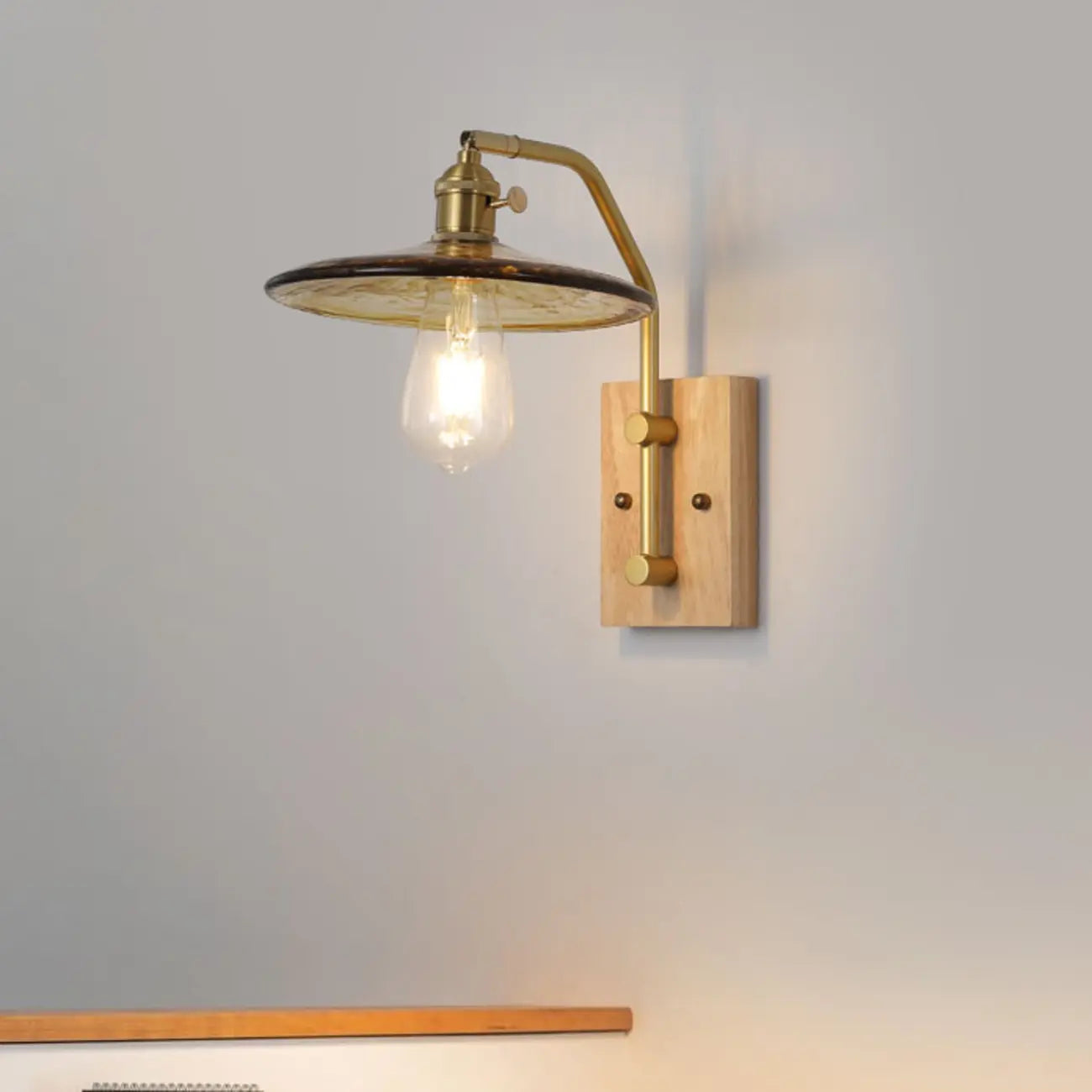 Applique murale d'intérieur de style industriel avec étagère et finition laiton