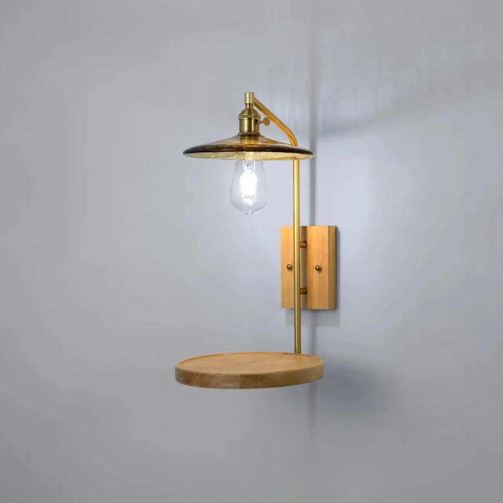 Applique murale d'intérieur de style industriel avec étagère et finition laiton
