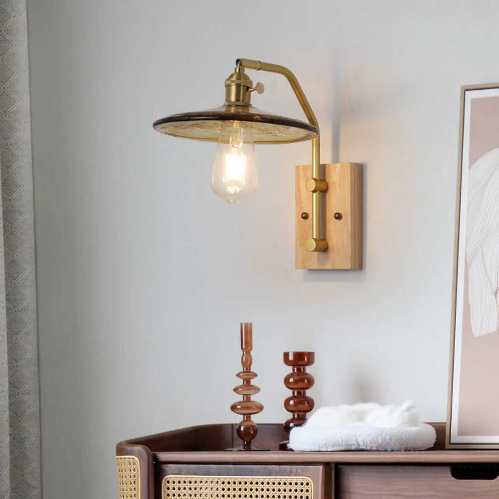 Applique murale d'intérieur de style industriel avec étagère et finition laiton