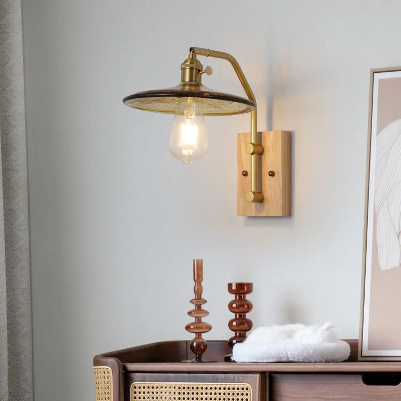Applique murale d'intérieur de style industriel avec étagère et finition laiton
