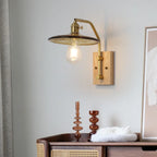 Applique murale d'intérieur de style industriel avec étagère et finition laiton