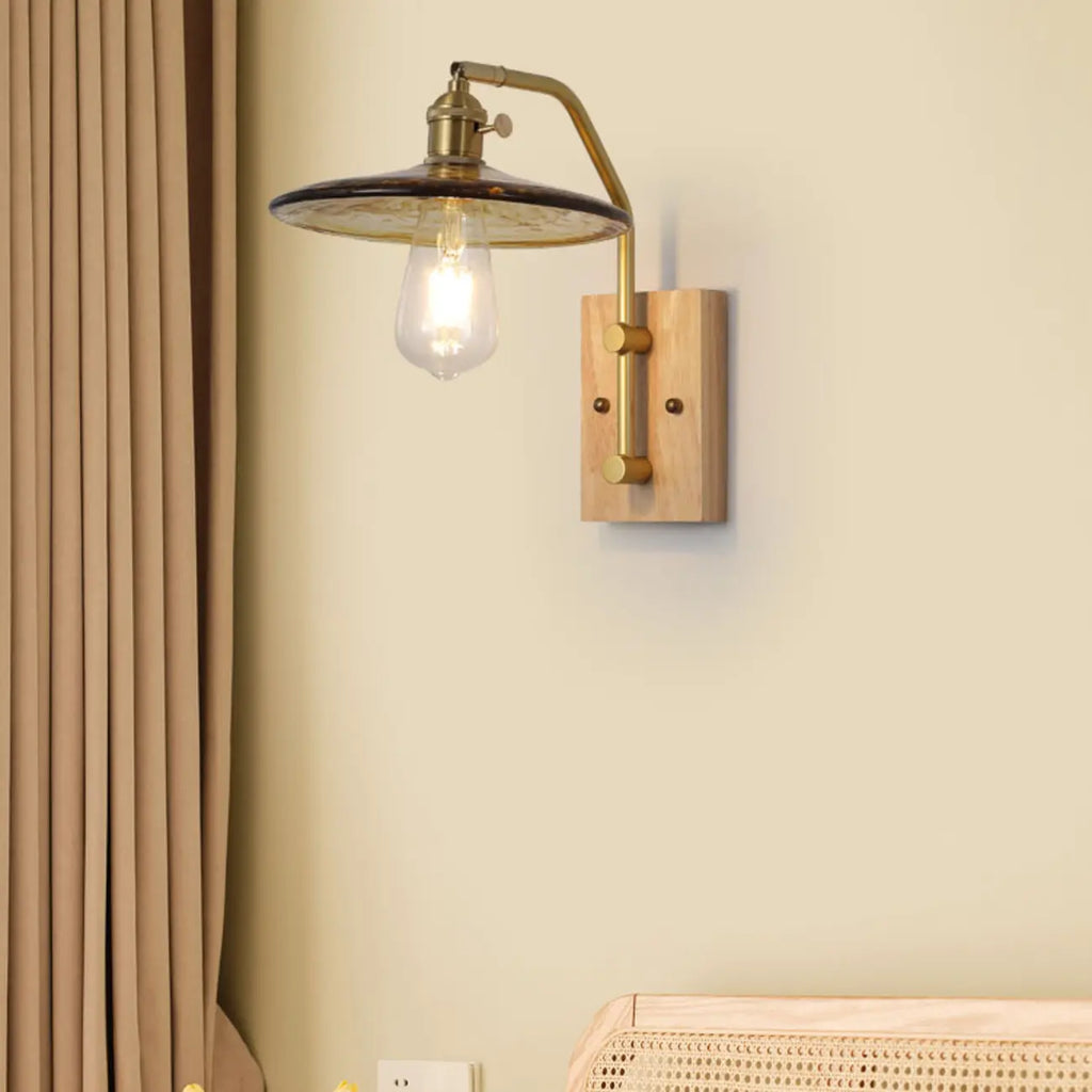 Applique murale d'intérieur de style industriel avec étagère et finition laiton