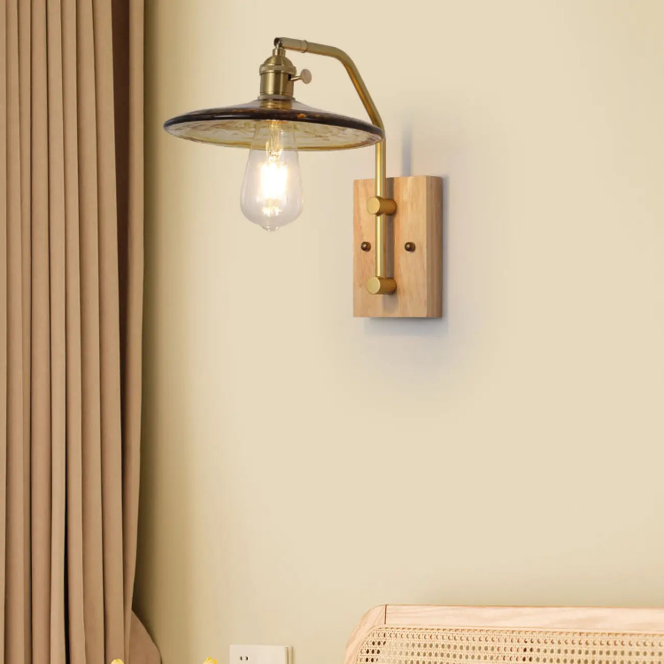 Applique murale d'intérieur de style industriel avec étagère et finition laiton