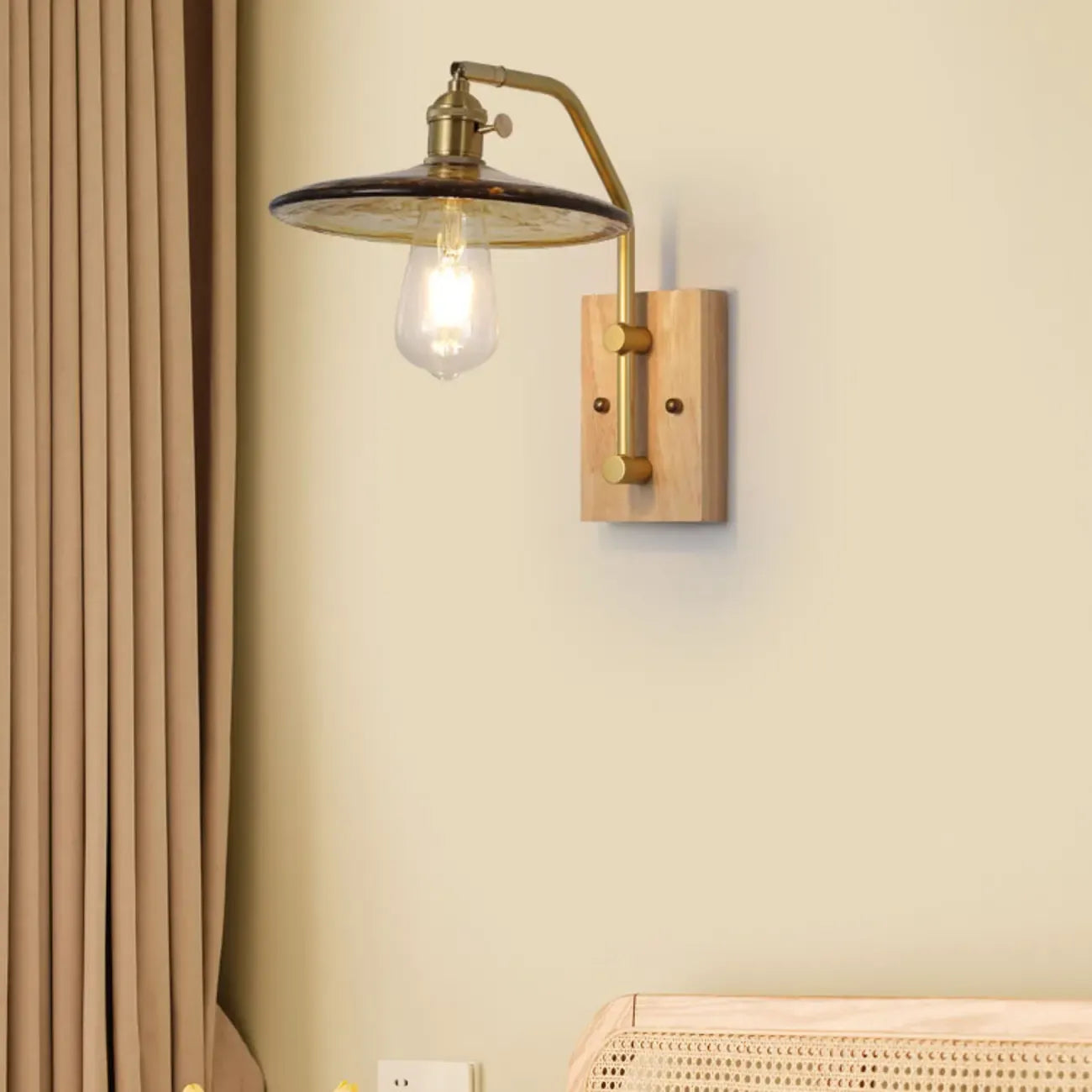 Applique murale d'intérieur de style industriel avec étagère et finition laiton