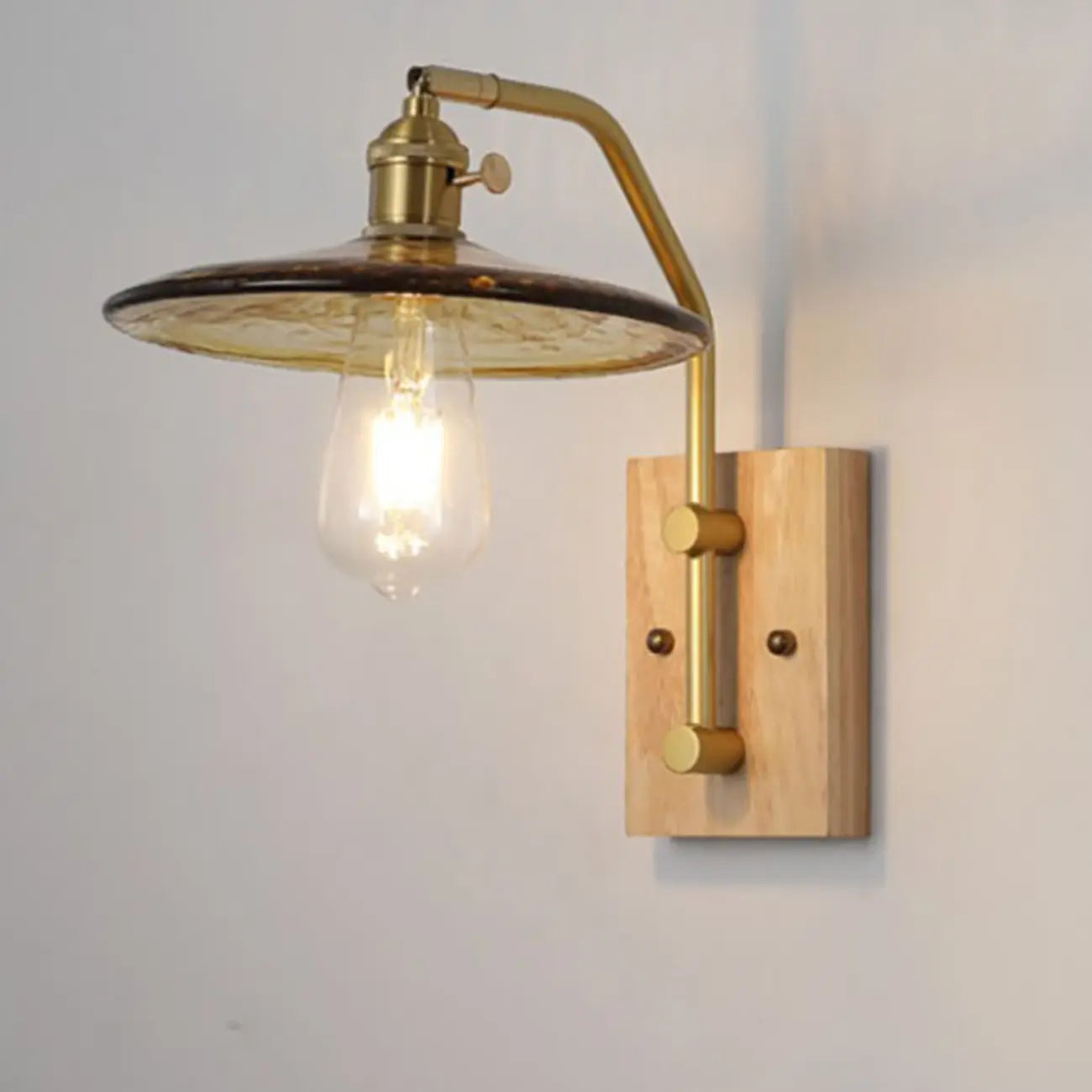 Applique murale d'intérieur de style industriel avec étagère et finition laiton