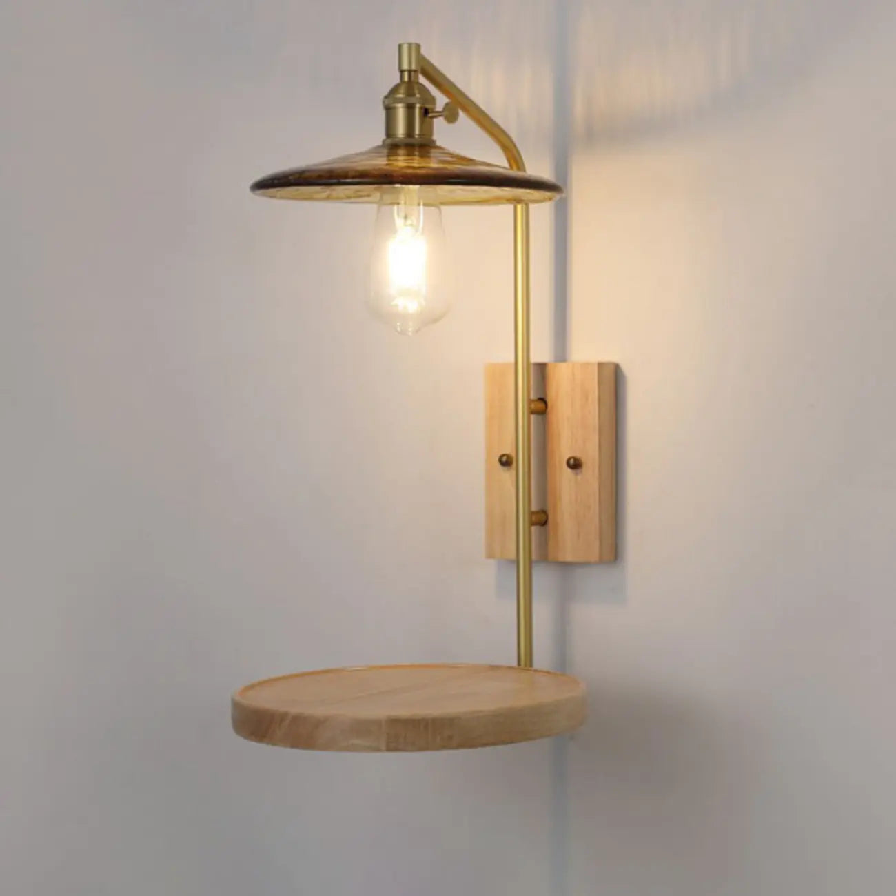 Applique murale d'intérieur de style industriel avec étagère et finition laiton