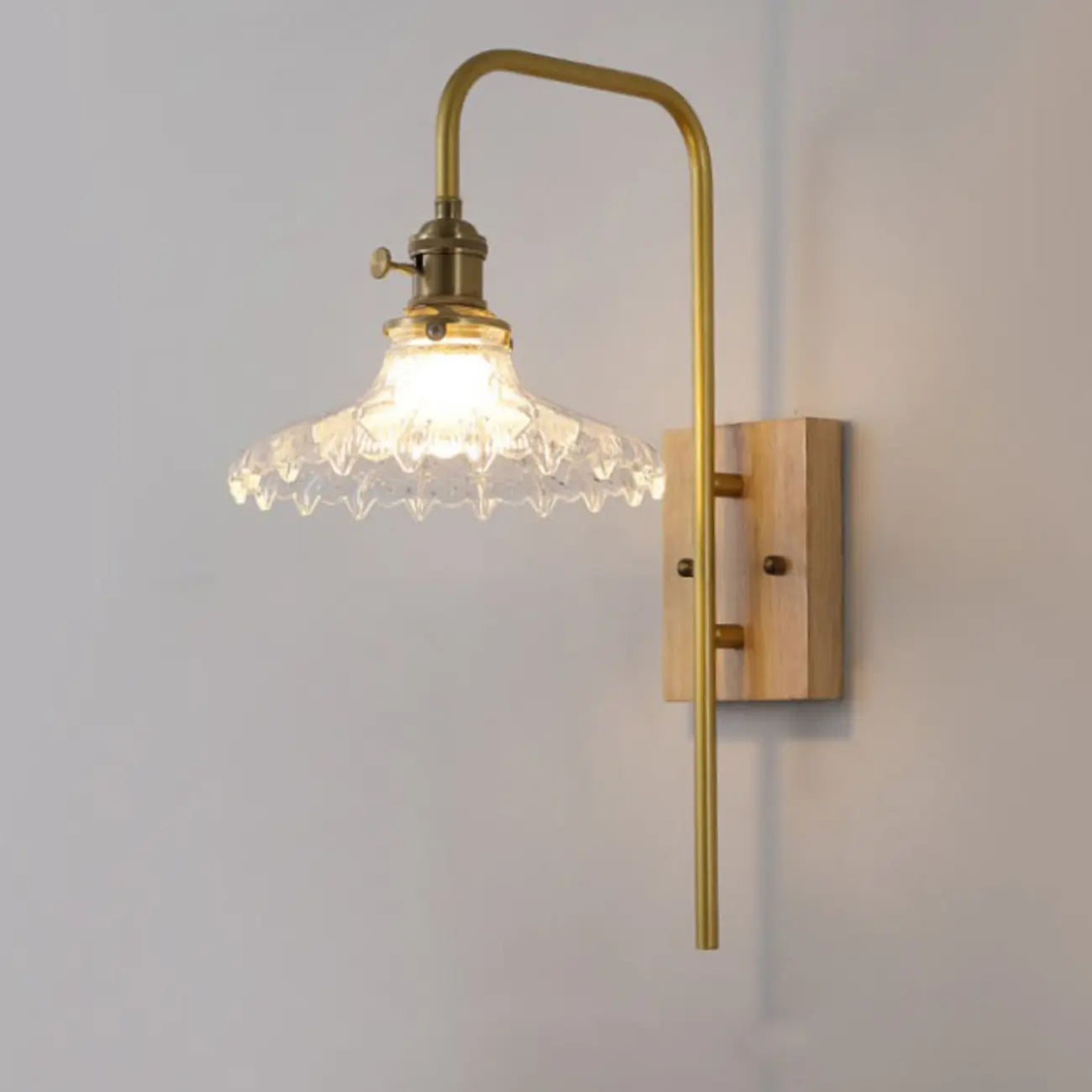 Applique murale d'intérieur de style industriel avec étagère et finition laiton