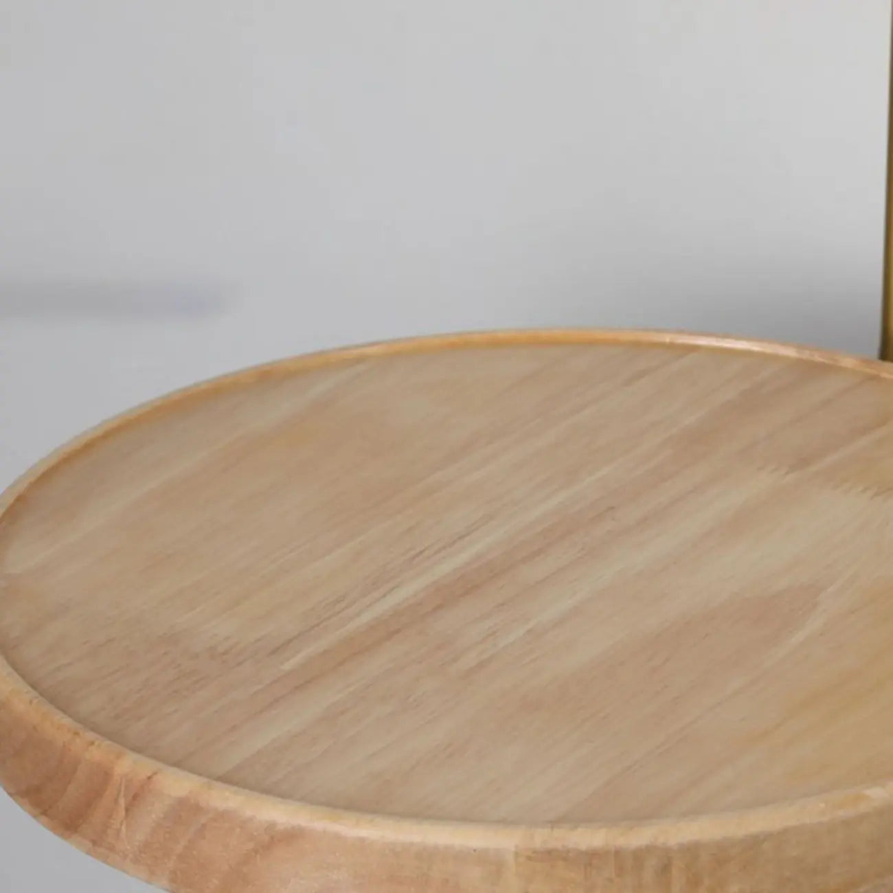 Applique murale d'intérieur de style industriel avec étagère et finition laiton
