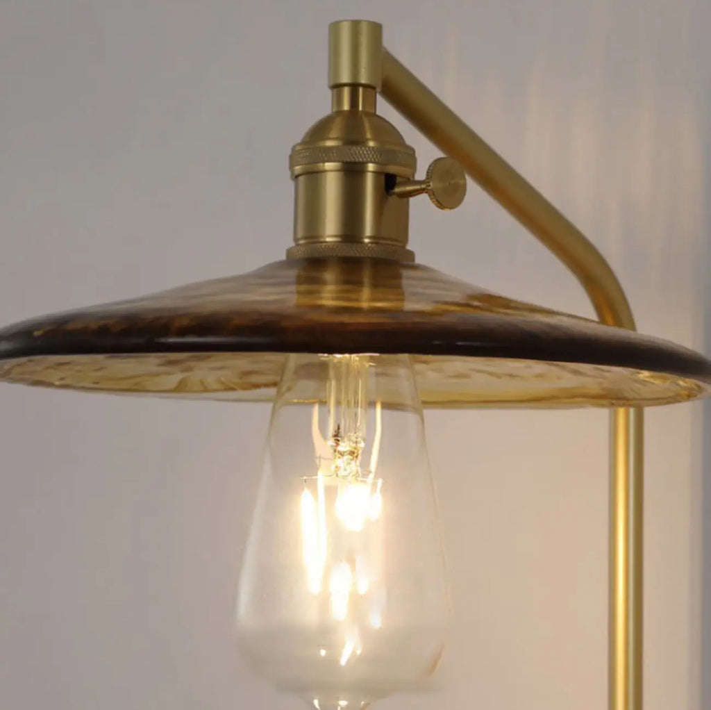 Applique murale d'intérieur de style industriel avec étagère et finition laiton