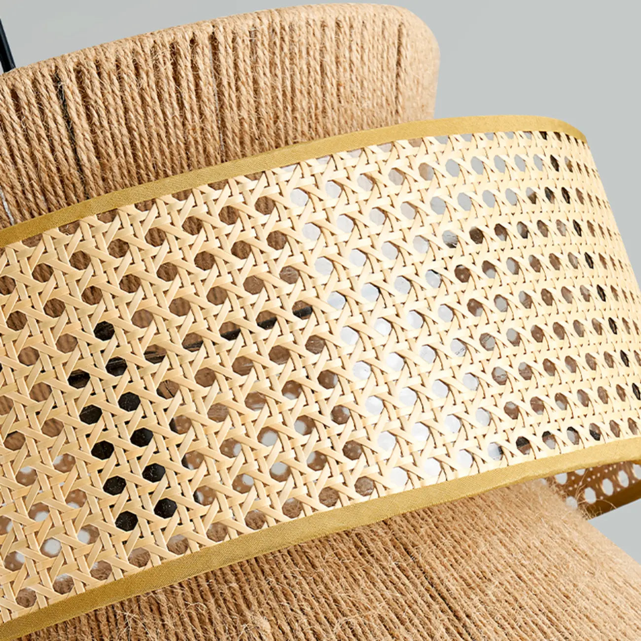 Suspension cylindrique jaune en rotin contemporain