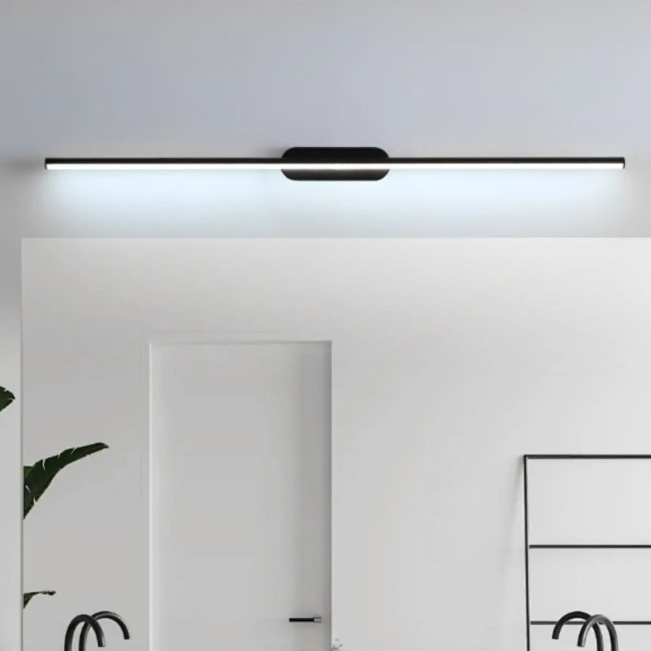 Luminaire de salle de bain LED minimaliste noir, fin et droit en métal, avec éclairage LED.