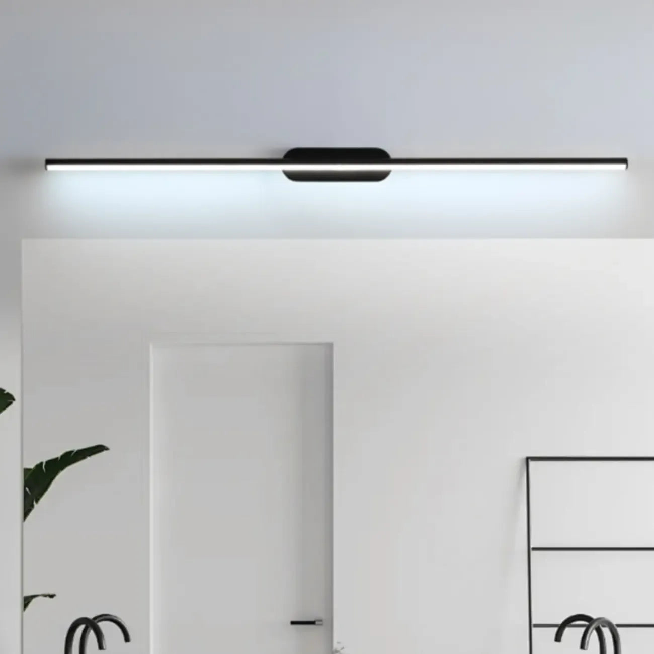 Luminaire de salle de bain LED minimaliste noir, fin et droit en métal, avec éclairage LED.