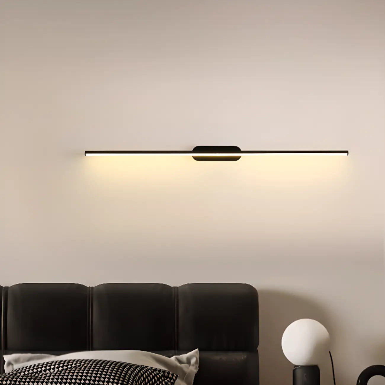 Luminaire de salle de bain LED minimaliste noir, fin et droit en métal, avec éclairage LED.