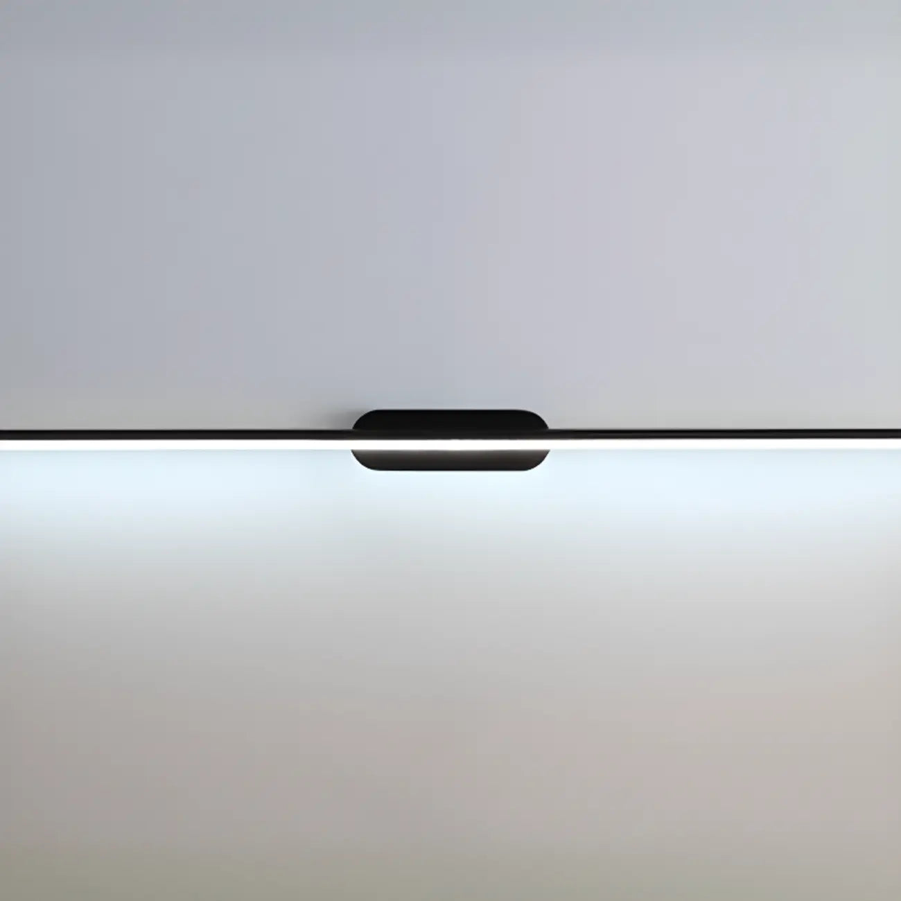 Luminaire de salle de bain LED minimaliste noir, fin et droit en métal, avec éclairage LED.