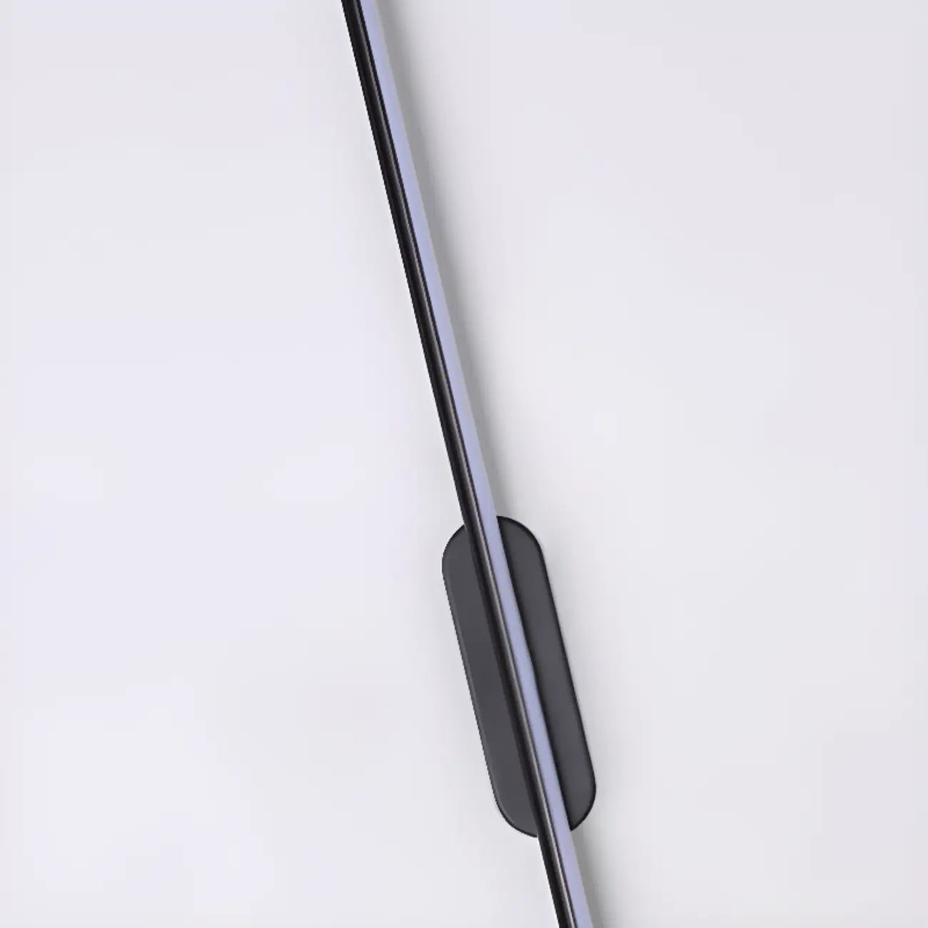 Luminaire de salle de bain LED minimaliste noir, fin et droit en métal, avec éclairage LED.