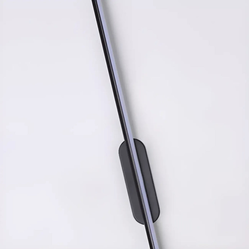Luminaire de salle de bain LED minimaliste noir, fin et droit en métal, avec éclairage LED.