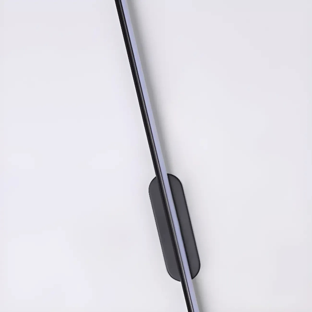 Luminaire de salle de bain LED minimaliste noir, fin et droit en métal, avec éclairage LED.