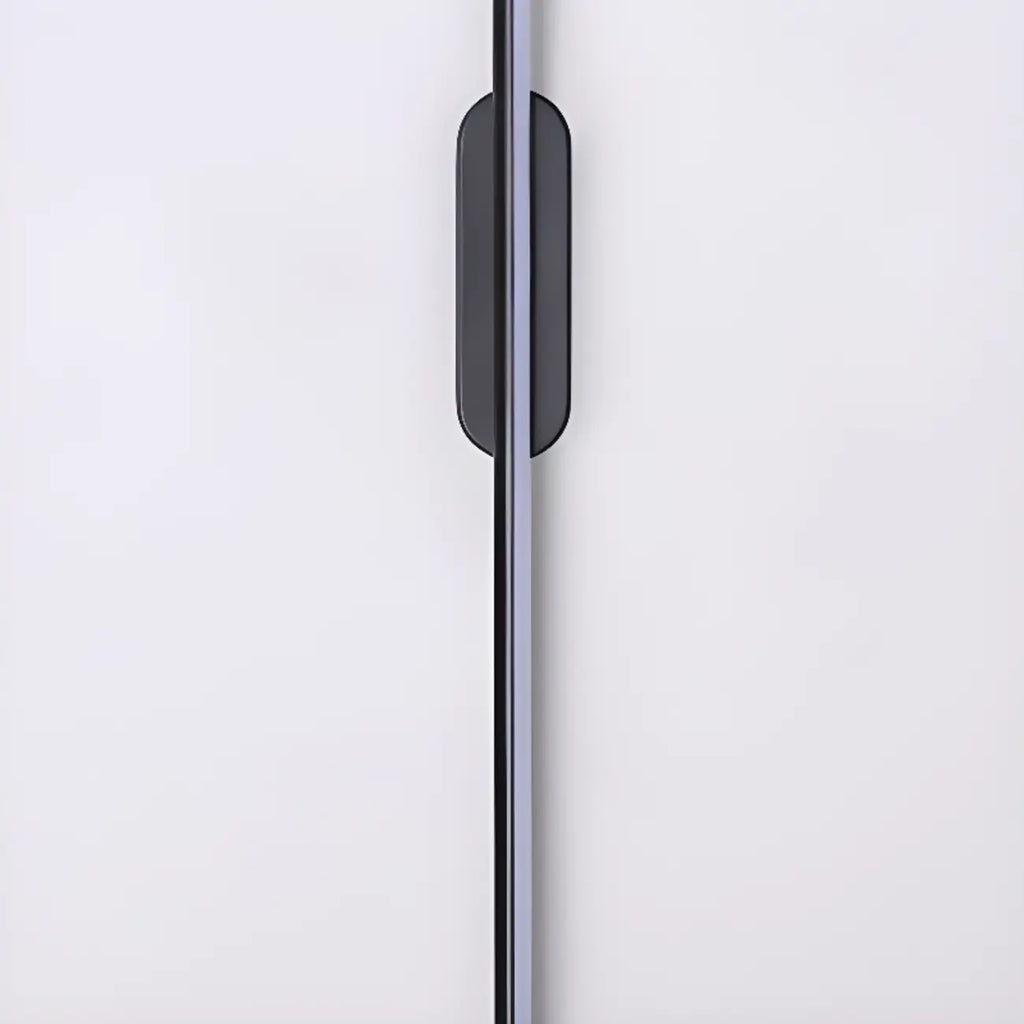 Luminaire de salle de bain LED minimaliste noir, fin et droit en métal, avec éclairage LED.