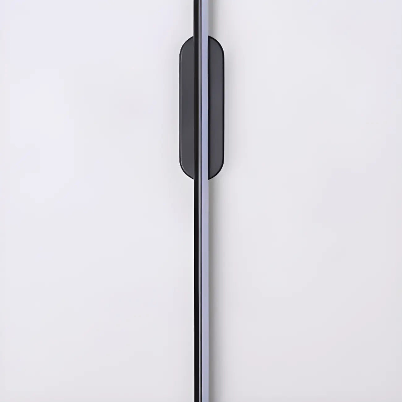 Luminaire de salle de bain LED minimaliste noir, fin et droit en métal, avec éclairage LED.