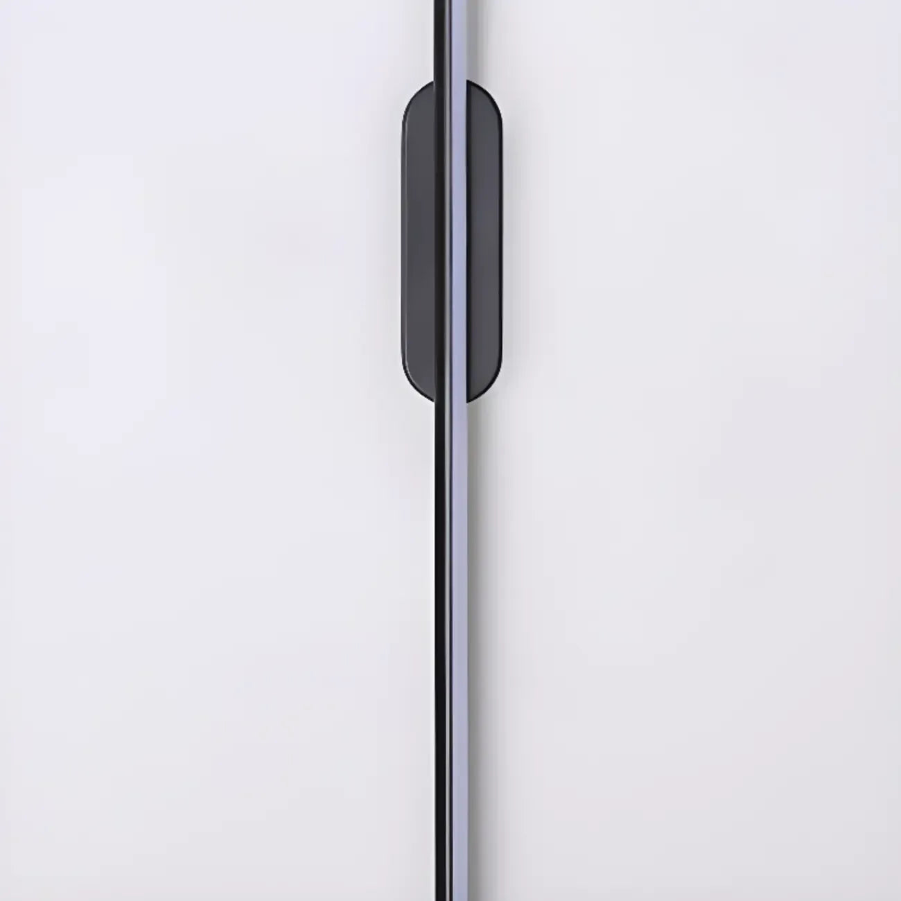 Luminaire de salle de bain LED minimaliste noir, fin et droit en métal, avec éclairage LED.