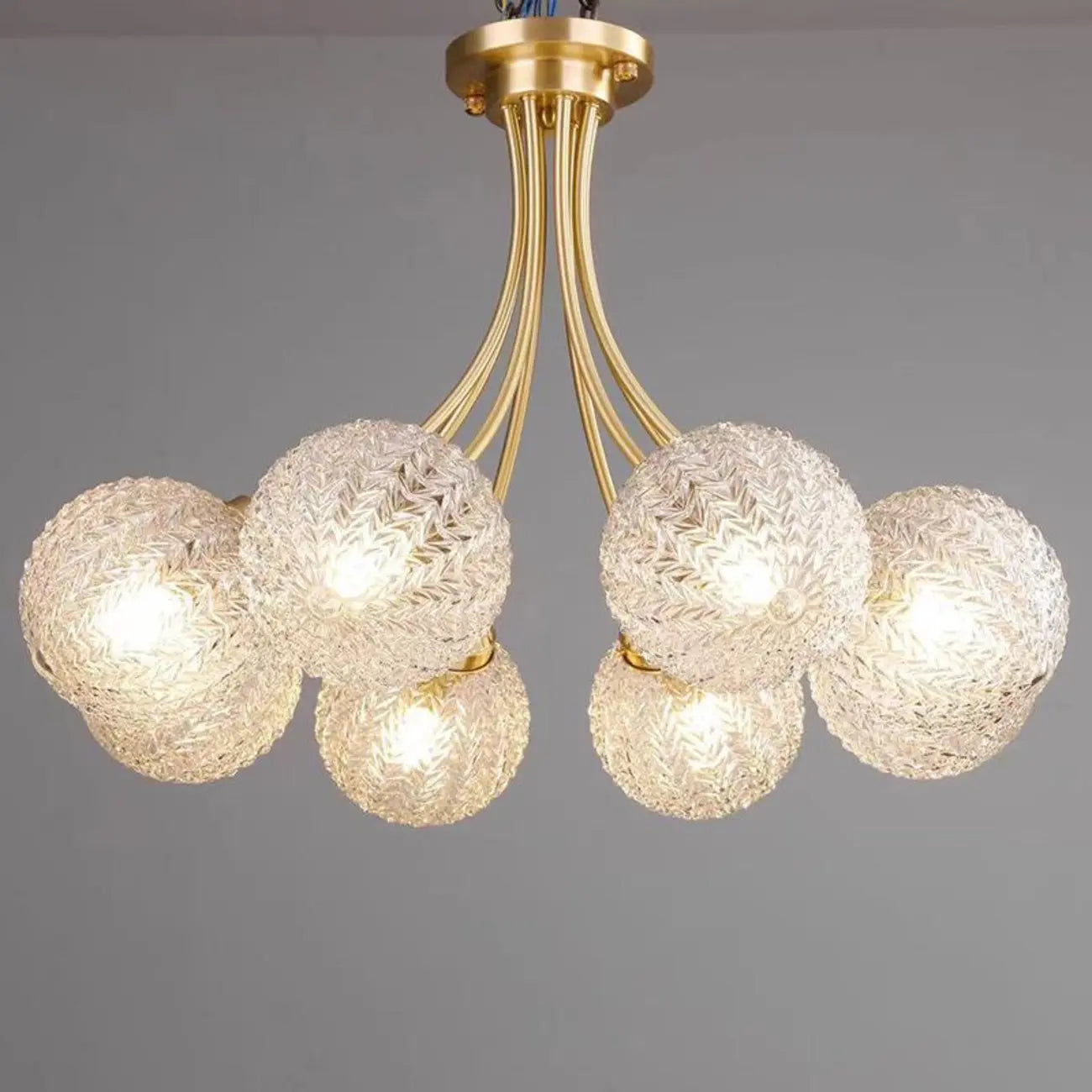 Plafonnier semi-encastré élégant à 6 globes en verre doré
