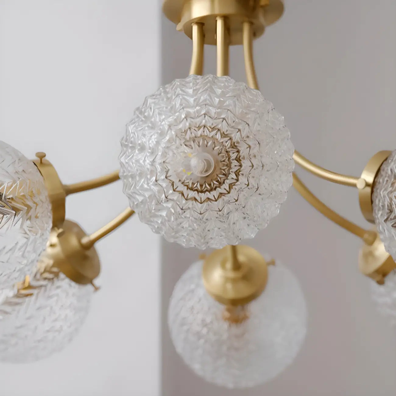 Plafonnier semi-encastré élégant à 6 globes en verre doré