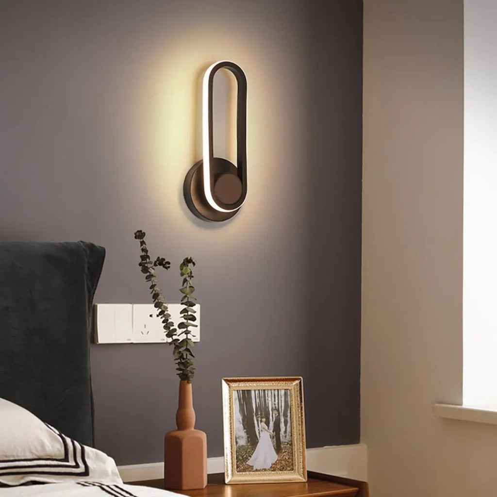 Applique murale LED minimaliste avec finition métallique pour chambre à coucher