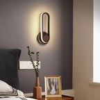 Applique murale LED minimaliste avec finition métallique pour chambre à coucher