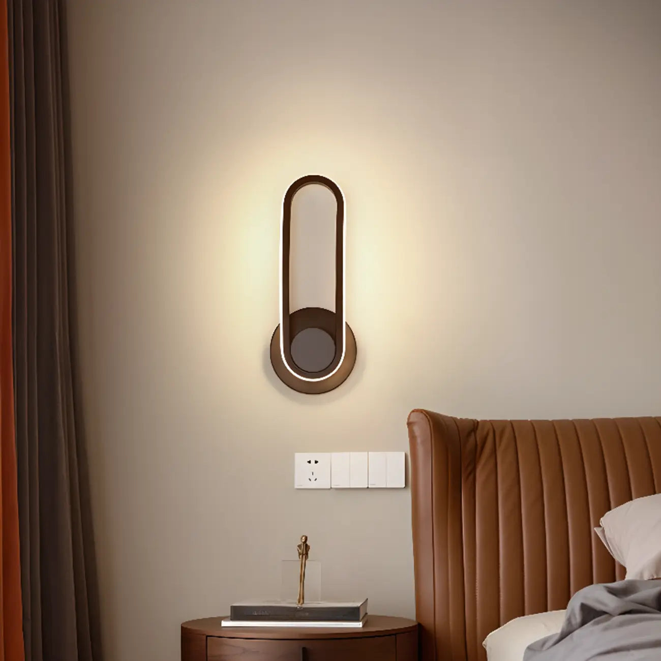 Applique murale LED minimaliste avec finition métallique pour chambre à coucher