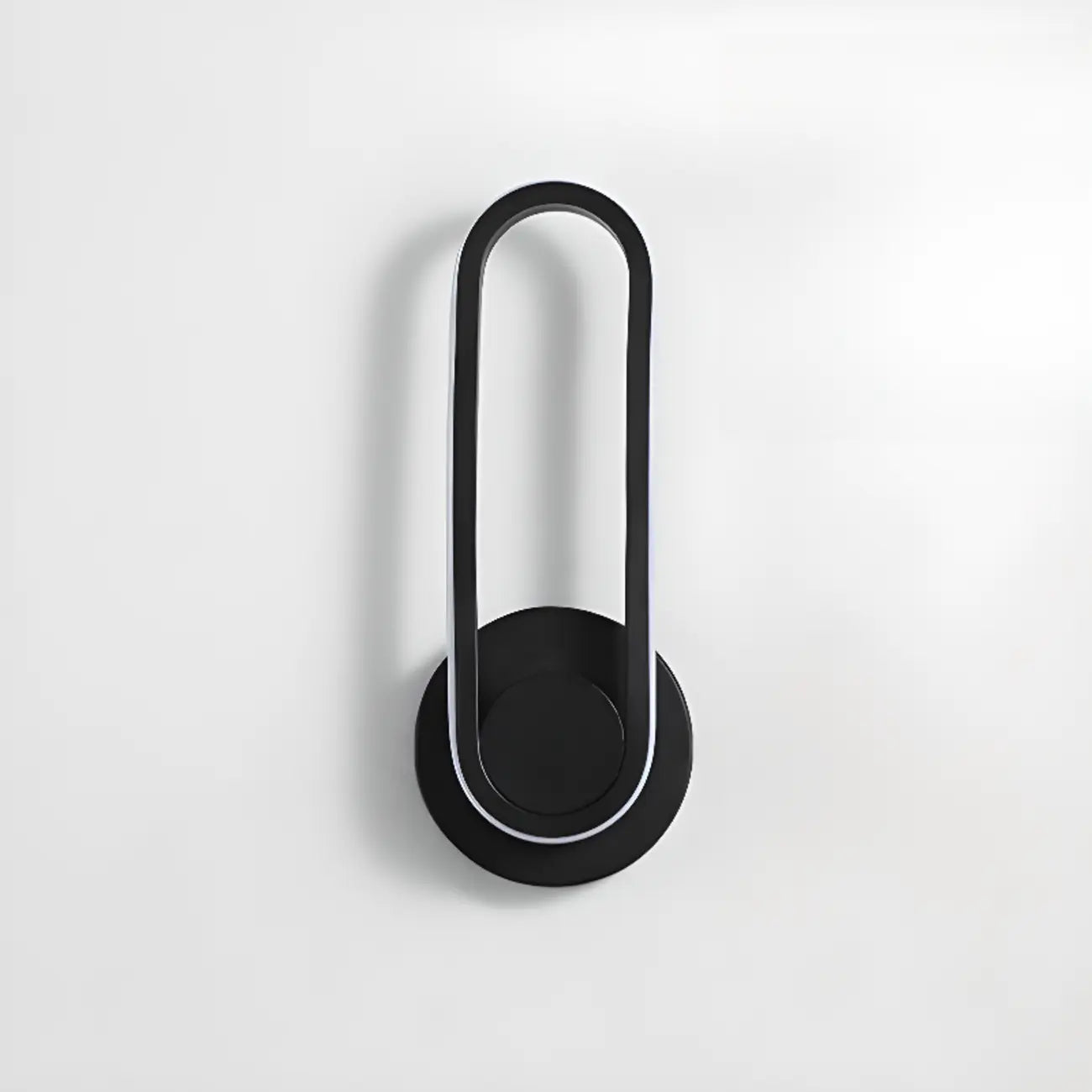 Applique murale LED minimaliste avec finition métallique pour chambre à coucher