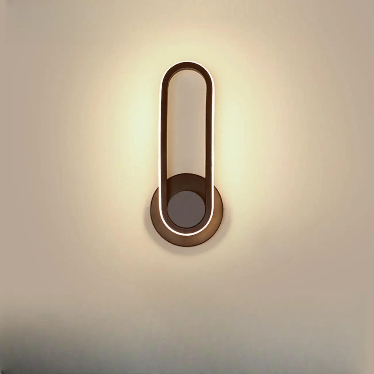 Applique murale LED minimaliste avec finition métallique pour chambre à coucher