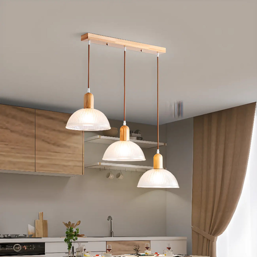 Lampada a sospensione a isola in legno con cupola in vetro regolabile per la cucina