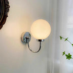 Applique murale globe avec finition chromée pour usage résidentiel