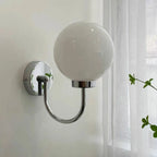 Applique murale globe avec finition chromée pour usage résidentiel