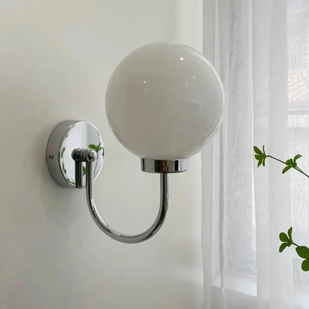 Applique murale globe avec finition chromée pour usage résidentiel