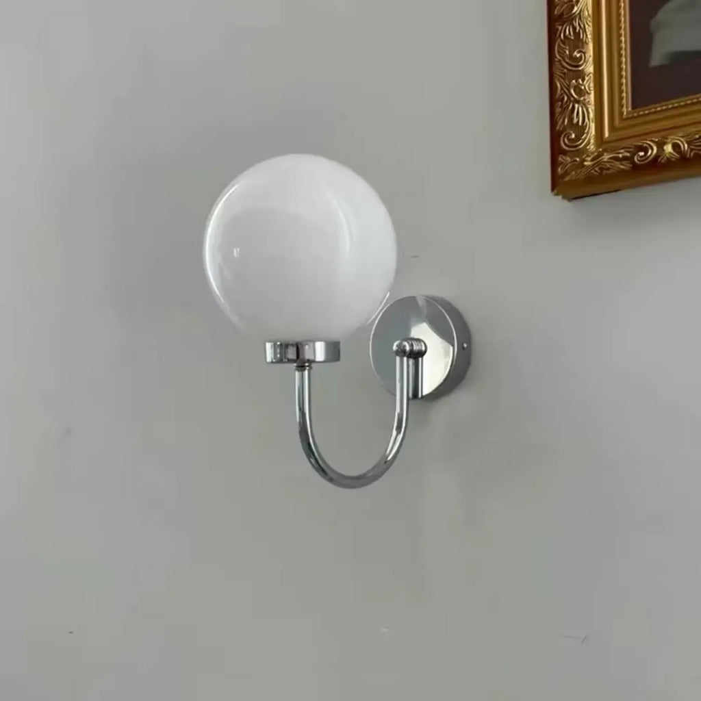 Applique murale globe avec finition chromée pour usage résidentiel