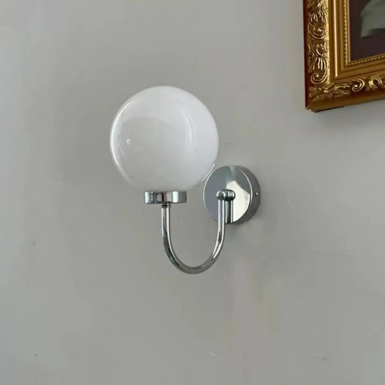 Applique murale globe avec finition chromée pour usage résidentiel